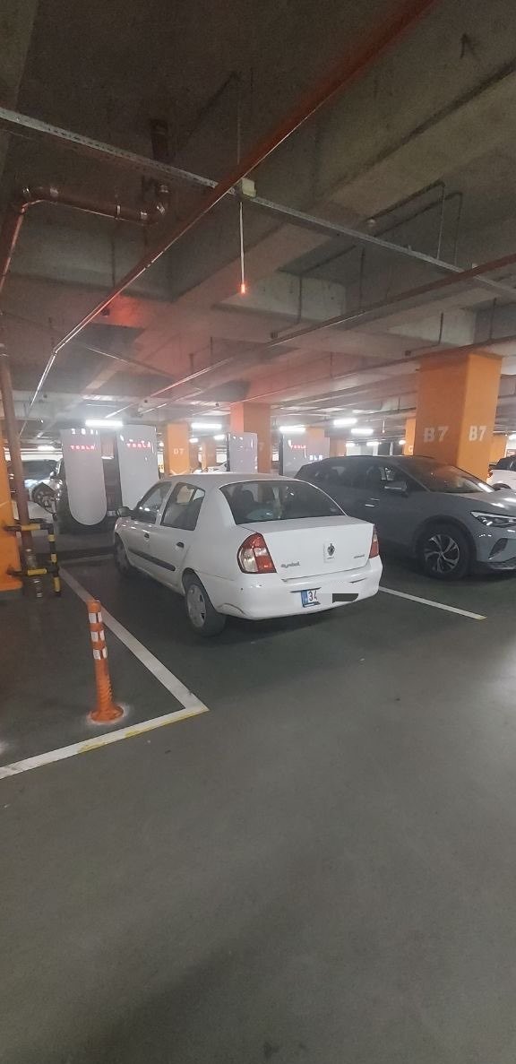 TeslaClubTurkey's tweet photo. Buyaka AVM’de Tesla Supercharger’a park eden bir şahıs. Uyarılmasına rağmen park edip gitmiş. 🐂 

Yaptırım uygulanabilir olsa bu rahatlığa sahip olamazlar. Globalde böyle dertler var mı merak ediyorum. https://t.co/Eq9q0B0V37