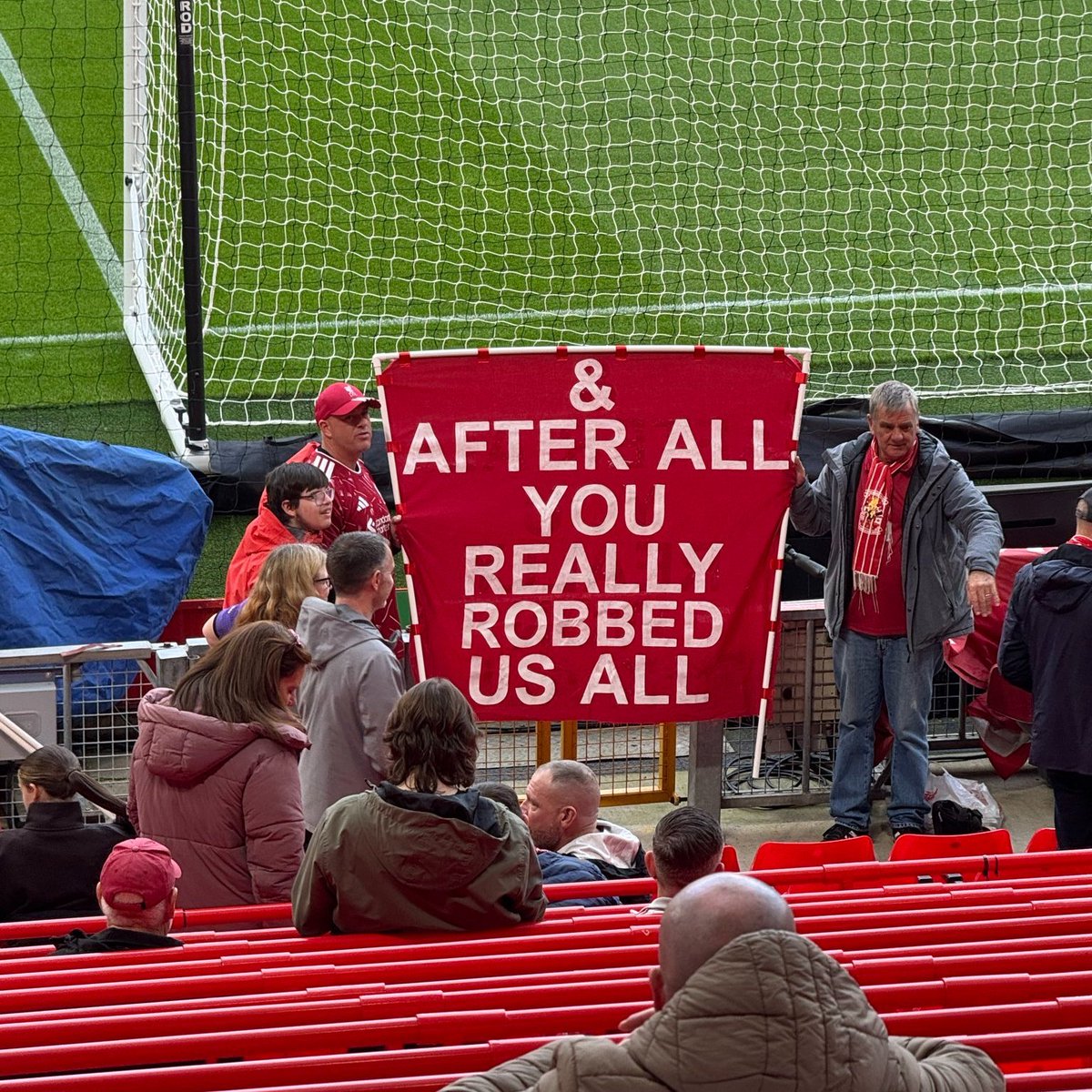 thejurgenholic's tweet photo. Fans Liverpool mengganti lirik lagu-lagu Oasis: https://t.co/eOPuFc3nKj