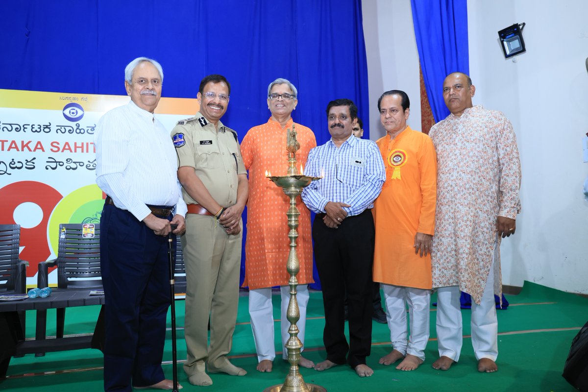SajjanarVC_IPS's tweet photo. ಹೈದರಾಬಾದ್‌ನ ಕಾಚಿಗುಡದಲ್ಲಿರುವ ಐತಿಹಾಸಿಕ ‘ಕರ್ನಾಟಕ ಸಾಹಿತ್ಯ ಮಂದಿರ’ದಲ್ಲಿ 91ನೇ ವರ್ಷದ ‘ನಾಡಹಬ್ಬ’ ಮಹೋತ್ಸವದ ಉದ್ಘಾಟನಾ ಸಮಾರಂಭದಲ್ಲಿ ಪಾಲ್ಗೊಂಡೆ.

ತೆಲಂಗಾಣದ ಬದುಕಮ್ಮ ಹಾಗೂ ಕರ್ನಾಟಕದ ನಾಡಹಬ್ಬ ಒಟ್ಟಿಗೆ ಮೇಳೈಸಿದ ಈ ದಸರಾ ನವರಾತ್ರಿಯ ಶುಭ ಸಂದರ್ಭದಲ್ಲಿ.. ಅವಳಿ ನಗರಗಳಲ್ಲಿ ಈ ಎರಡು ಶ್ರೇಷ್ಠ ಸಂಸ್ಕೃತಿಗಳ ಸಂಗಮವು ನಮ್ಮ ಸಾಂಸ್ಕೃತಿಕ ಸೌಹಾರ್ದತೆಗೆ ಹಿಡಿದ ಕೈಗನ್ನಡಿ!

ಹೈದರಾಬಾದ್‌ನ ಶಾಂತಿ-ಸುವ್ಯವಸ್ಥೆ ಮತ್ತು ಕಾನೂನು ಪಾಲನೆಗೆ ಬದ್ಧರಾಗಿರುವ ಇಲ್ಲಿನ ಕನ್ನಡಿಗರ ಜೀವನಶೈಲಿ ಎಲ್ಲರಿಗೂ ಆದರ್ಶಪ್ರಾಯವಾಗಿದೆ.

ಕಳೆದ 9 ದಶಕಗಳಿಂದ ಭಾಷಾ ಸೇತುವೆಯಾಗಿ ಸೇವೆ ಸಲ್ಲಿಸುತ್ತಿರುವ ಸಂಸ್ಥೆಯ ಪದಾಧಿಕಾರಿಗಳಿಗೆ ಹಾಗೂ ಸಮಸ್ತ ನಗರದ ಜನತೆಗೆ ನನ್ನ ಹೃತ್ಪೂರ್ವಕ ದಸರಾ ಹಬ್ಬದ ಶುಭಾಶಯಗಳು

#Nadahabba #Hyderabad #KarnatakaSahityaMandira #CulturalHarmony #Navaratri