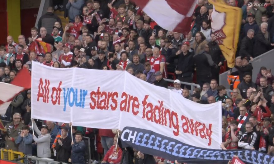 thejurgenholic's tweet photo. Fans Liverpool mengganti lirik lagu-lagu Oasis: https://t.co/eOPuFc3nKj