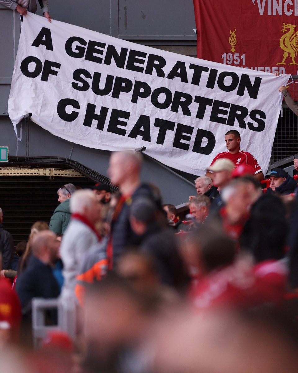 ActuFoot_'s tweet photo. « Une génération de supporters TROMPÉE. »

« Et au fond, vous nous avez TOUS VOLÉS. »

« Toutes vos étoiles sont en train de s’éteindre. »

« TRICHEURS »

Les supporters de Liverpool cet après-midi.

CITY MARCHE SEUL CONTRE TOUTE L’ANGLETERRE 🏴󠁧󠁢󠁥󠁮󠁧󠁿. 🥶

📸 @brfootball https://t.co/aPOfW7diXL