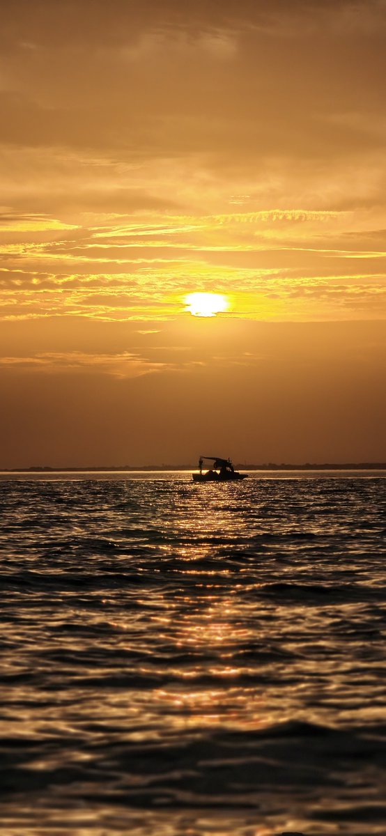 rendellstevens's tweet photo. #sunset #clouds #boat #zoom https://t.co/3un8fwo7JX