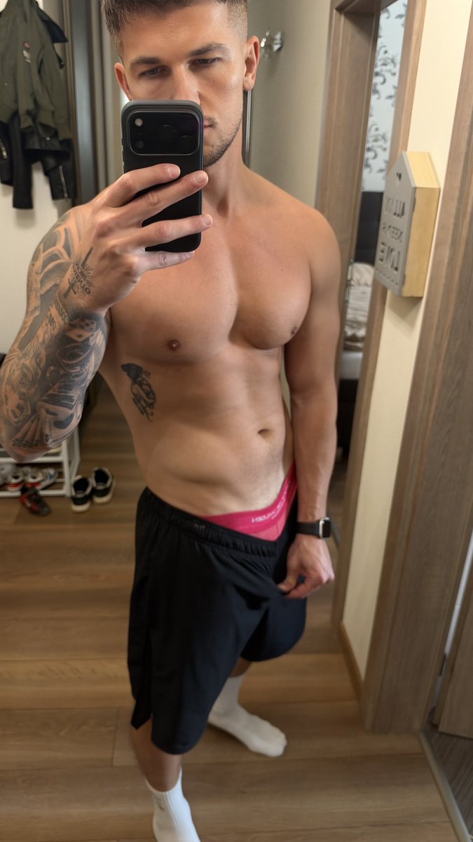 riqardo_creator's tweet photo. Homeworkout done 🍀 https://t.co/i0RzXUVkYi