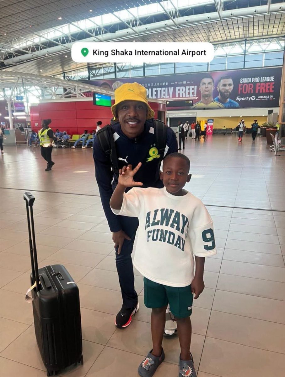 SundownsXtra_'s tweet photo. 🚨 𝐍𝐄𝐖𝐒 𝐔𝐏𝐃𝐀𝐓𝐄 | Khuliso Mudau is flying back to Johannesburg after receiving his MTN8 CUP medal! 🏆✈️

Squad REMAINS in Durban today, Tuesday's game against Richards Bay. 🚌💛 https://t.co/VGU4Kdt710