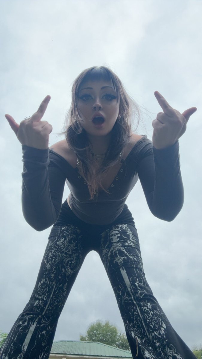 xpeachyspitx's tweet photo. Who let the mf dogs out https://t.co/gOfIDbAdto