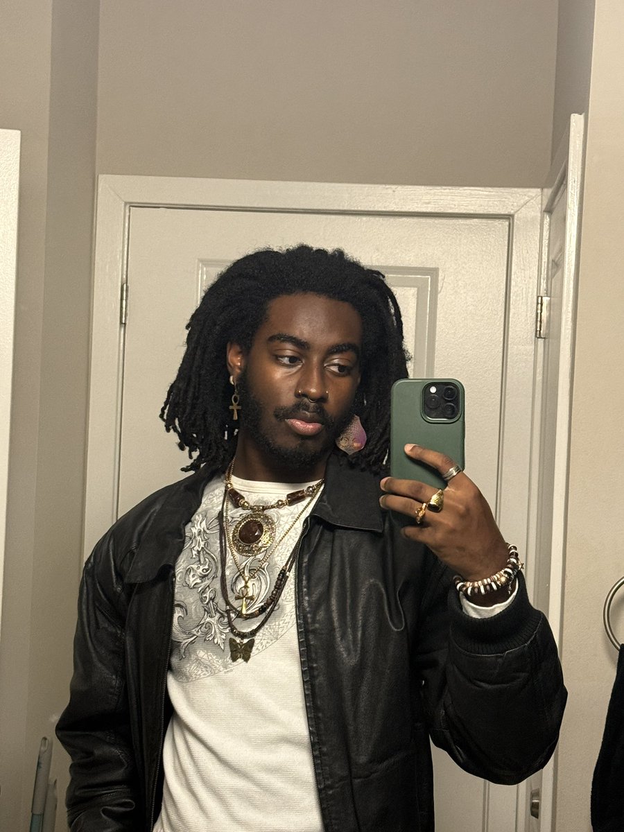 ayejaylen_'s tweet photo. Leather jacket szn 🖤 https://t.co/j3qi3gLRZY