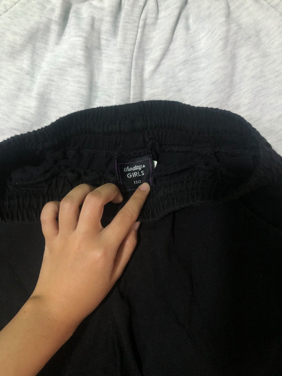 zai84774's tweet photo. Hallo gais aku jual celana preloved, yang mau tanya tanya boleh DM ya 🙌 https://t.co/v4Req6mWT3