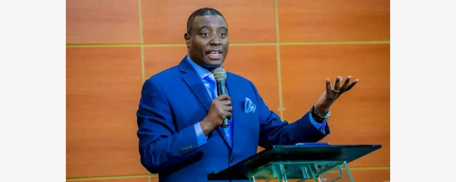 inchiyatatu's tweet photo. INCHI YA TATU.

APÔTRE Dr. PAUL GITWAZA: IBIRI KUMUVUGWAHO NTIBITANGAJE ABANA B’UBWAMI! ESE ABANYAMAKURU BARASESENGUYE CYANGWA BAGORETSE UBUTUMWA BWE?
IGITEKEREZO CYANJYE KU BIRI KUVUGWA KURI APÔTRE Dr. PAUL GITWAZA, SCOVIA MUTESI, N'UBUTUMWA BWATEJE IMPAKA KU MBUGA NKORANYAMBAGA.

NCHI YA TATU | Ibitekerezo n'Ubusesenguzi
📅11 Ukwakira 2026.

Ku bana b'Ubwami, ibiri kuvugwa muri iyi minsi kuri Apôtre Dr. Paul Gitwaza nta gitangaje kirimo. Ahubwo, icyari kuntangaza ni uko ibi byose bitari kuvugwa, kuko amateka y'umurimo w'Imana akenshi agaragaza ko abawukora bahura n'ibihe byo kunengwa, kurwanywa no gusobanurwa mu buryo butandukanye.
Ariko mbere yo kugira icyo mvuga ku mpaka zatewe n'ubutumwa bwe, ndifuza kugaruka ku munyamakuru Scovia Mutesi, kuko mu bantu bose bagize icyo bavuga kuri iyi nkuru, ari we wanteye kwibaza byinshi.

1. SCOVIA MUTESI: UBUSESENGUZI BWIZA NTIBUKURAHO ICYUBAHIRO.

Mu by'ukuri, kugeza ubu, umuntu wantangaje cyane ni umubyeyi Scovia Mutesi.
Ntabwo nantangajwe n'uko yagize icyo avuga kuri Apôtre Dr. Paul Gitwaza, kuko ni uburenganzira bwe nk'umunyamakuru. Icyantangaje ni uburyo yahisemo gukoresha amagambo n'imvugo mbona ko bidaha icyubahiro gikwiye umuntu uri ku rwego rwa Apôtre Dr. Paul Gitwaza.
Njye mbona ko hari itandukaniro rikomeye hagati yo gukora ubusesenguzi, kunenga ibitekerezo by'umuntu no gukoresha imvugo ishobora gufatwa nk'itesha agaciro uwo usesengura.
Scovia Mutesi ni umunyamakuru umaze igihe mu mwuga. Afite ubunararibonye, azi uburemere bw'amagambo kandi azi ko uburyo umuntu avugamo bushobora kugira ingaruka zikomeye kurusha n'ibyo avuga.
Ni yo mpamvu mbona ko amagambo amwe n'amwe yakoresheje adakwiye gufatwa gusa nk'ayaturutse ku kutamenya cyangwa kwibeshya.
Namusaba, mu cyubahiro cye nk'umubyeyi n'umunyamakuru, kuzajya yitondera imvugo akoresha igihe asesengura abantu bafite inshingano zikomeye mu muryango nyarwanda, cyane cyane abayobozi b'amadini.
Icyakora, ibi ntibivuze ko Apôtre Dr. Paul Gitwaza atagomba kunengwa.
Oya rwose!
Nta muntu uri hejuru yo kubazwa ibibazo cyangwa kunengwa. Ariko kandi, nta n'impamvu yo kwambura umuntu icyubahiro kugira ngo umuntu agaragaze ko afite uburenganzira bwo kuvuga.
Ubwisanzure bwo kuvuga ntibukuraho inshingano yo kubaha abandi. Kandi icyubahiro cy'umuntu ntigikuraho uburenganzira bw'abandi bwo kunenga ibyo yavuze.
Ibyo byombi bishobora kugendana.

2. IBIRI KUVUGWA KURI APÔTRE PAUL GITWAZA NTIBITANGAJE ABANA B'UBWAMI.

Ngarutse ku biri kuvugwa ku mbuga nkoranyambaga, njye mbona ko ahubwo icyari kuntangaza ari uko ibi byose bitari kuvugwa.
Mu myaka myinshi Apôtre Dr. Paul Gitwaza amaze mu murimo w'Imana, yagiye ahura n'ibihe bitandukanye byo kunengwa no kurwanywa.
Hari ibyo abantu bose bamenya, hakaba n'ibindi bitajya bigera mu itangazamakuru.
Iki gihe ho, impaka zabaye nyinshi kubera ko ikibazo cyageze ku mbuga nkoranyambaga, aho buri muntu afite urubuga rwo kuvugiraho icyo atekereza.
Ariko hari ikibazo gikomeye nifuje kubaza:
Ni iki cyatumye ubutumwa bwari bumaze hafi amezi atatu bubwirijwe bugarurwa mu itangazamakuru, hagatoranywa igice kimwe cyabwo, kigatangira gukwirakwizwa nk'aho ari bwo butumwa bwose?
Ese abasesenguye ayo magambo babanje kumva inyigisho yose?
Ese barebye insanganyamatsiko yari iri kwigishwa?
Ese bagerageje gusobanukirwa impamvu ayo magambo yavuzwe muri icyo gihe?
Cyangwa hari abahisemo gufata igice gito cy'ubutumwa, bakagikura mu murongo w'inyigisho yose, hanyuma bakagishingiraho ubusesenguzi?
Ibi ni ibibazo bikwiye kwibazwa.
Kuko hari itandukaniro hagati yo gusesengura ubutumwa bwose no gusesengura agace k'ubutumwa katandukanijwe n'ibindi byavuzwe.
Sinavuga ko buri munyamakuru wese wakoze kuri iyi nkuru yari afite umugambi wo kugoreka ubutumwa. Ariko ndemeza ko umuntu ushaka gukora ubusesenguzi buboneye agomba kubanza gusuzuma ubutumwa mu buryo bwuzuye.
Iyo amagambo akuwe mu murongo yavugiwemo, ashobora guhabwa ubusobanuro butandukanye n'ubwo uwayavuze yari agamije.
Ni yo mpamvu nsaba abasesenguzi n'abanyamakuru kujya birinda gufata agace gato k'inyigisho bakagahindura ishingiro ry'inkuru yose batabanje gusuzuma ubutumwa bwuzuye.

3. ESE ZION TEMPLE YARI KUBURA UBURYO BWO GUKURAHO UBUTUMWA BWARI BUFITE IKIBAZO?

Hari ikindi kintu abantu bakwiye gutekerezaho.
Ubutumwa bwa Apôtre Dr. Paul Gitwaza bwatambutse imbonankubone, cyangwa se live, bukurikirwa n'abakirisitu bari mu gihugu ndetse n'abari mu mahanga.
Nanjye ndi mu babukurikiye.
Iyo umuntu yumvise uburyo bamwe bavuga kuri ubu butumwa muri iki gihe, ashobora kugira ngo bwari buhishwe cyangwa ko ari bwo bwa mbere abantu bari babubonye.
Nyamara si ko bimeze.
Ubutumwa bwabwirijwe ku mugaragaro, kandi bukomeza kuboneka ku rubuga rwa YouTube rw'itorero.
Njye nkibaza nti:
Ese koko abayobozi ba Zion Temple bari kubura ubushobozi bwo gusuzuma inyigisho ziri ku rubuga rwabo?
Ese iyo baba barabonye ko hari ubutumwa bugomba gukosorwa cyangwa gusobanurwa, bari kubura uburyo bwo kubikora?
Birumvikana ko kuba ubutumwa bwaragumye ku rubuga rwa YouTube ari igihamya y'uko buri jambo ryavuzwemo ritashoboraga guteza ikibazo.
Ariko nanone, kuba ubutumwa bwaratambutse ku mugaragaro kandi bukagumaho igihe kinini bituma twibaza impamvu igice cyabwo cyongeye kugarukwaho nyuma y'amezi menshi.
Kuri njye, ikibazo si uko abantu bagarutse ku butumwa bwa kera. Ikibazo ni ukumenya niba babugarutseho bagamije gusobanukirwa ukuri kose cyangwa niba hari abahisemo kwibanda ku magambo make ashobora gukurura impaka.

4. ABAFOROMO N'ABABYAZA BARABABAYE, ARIKO ESE UBUTUMWA BWA APÔTRE BWASOBANUWE NEZA?

Ndifuza kugaruka ku ngingo yateje impaka nyinshi: amagambo ya Apôtre Dr. Paul Gitwaza yerekeye ababyaza n'abaforomo.
Mbere na mbere, ndashaka kuvuga ikintu gikomeye:
Abaforomo n'ababyaza bakoze kandi bakomeje gukora umurimo ukomeye wo kurengera ubuzima bw'ababyeyi n'abana. Bakwiye icyubahiro, gushimirwa no gushyigikirwa.
Niba hari ababajwe n'amagambo bumvise mu nyigisho ya Apôtre, bafite uburenganzira bwo kugaragaza akababaro kabo.
Nta mpamvu yo kubagaya kubera ko bagaragaje uko biyumvise.
Ariko kandi, ndifuza gusobanura uko njye numvise ubutumwa bwa Apôtre.
Mu myumvire yanjye, Apôtre ntabwo yari agamije kunenga abaforomo n'ababyaza bose, cyangwa gutesha agaciro umurimo wabo.
Yavugaga ku myizerere ijyanye n'isi y'umwuka, aho yashakaga gushishikariza ababyeyi gusenga no kuragiza Imana abana babo, cyane cyane mu gihe cyo kubyara.
Mu nyigisho ye, yagarutse ku bantu ashobora kuba yarashakaga kuvuga ko bakora ibikorwa bifitanye isano n'imyizerere y'umwijima.
Icyakora, ibyo ni ibirebana n'imyizerere y'idini, ntabwo ari gihamya y'uko hari abaforomo cyangwa ababyaza runaka bakora ibikorwa nk'ibyo.
Njye nasobanukiwe ko ubutumwa bwe bwari bugamije kwibutsa ababyeyi ko, uretse ubuvuzi, bashobora no gusenga basaba Imana kurinda abana babo.

ESE GUSABA KO MARAYIKA YAKIRA UMWANA BISOBANURA KWANGA IBITARO?
Iki ni ikibazo gikomeye.
Mu myizerere ya gikirisitu, Imana ishobora gukoresha abantu mu gufasha abandi.
Iyo umukirisitu asenze asaba Imana kumurindira umwana mu gihe cyo kubyara, ntabwo bivuze ko yanze ubuvuzi cyangwa ko atemera akamaro k'abaganga.
Ahubwo ashobora kuba asaba ko Imana ikoresha abaganga, abaforomo n'ababyaza kugira ngo umubyeyi n'umwana babone ubufasha bukwiye.
Ni muri urwo rwego njye numvise amagambo yerekeye Marayika wakira umwana.
Mu busobanuro bwanjye, umuntu ashobora gusenga asaba Imana ko umubyaza cyangwa umuforomo uzamwakira yaba umuntu uzamwitaho neza, akamufasha mu buryo bwiza kandi bwuje urukundo uwo ni Marayika we.
Ariko ngomba no gushimangira ko gusenga bitagomba na rimwe gusimbura ubuvuzi, kugana ibitaro cyangwa gukurikiza inama z'abaganga.
Ababyeyi bagomba gukomeza kwitabira gahunda zo kwipimisha igihe batwite, kubyarira ahantu hari abakozi b'ubuvuzi babifitiye ubushobozi no kwitabwaho igihe cyose bikenewe.
Ibi ntabwo bivuguruza ukwizera Imana.
Ahubwo, ku mukirisitu, ubuvuzi n'isengesho bishobora kuzuzanya.

APÔTRE PAUL GITWAZA AZI AKAMARO K'UBUVUZI BW'ABABYEYI.

Hari abatanze ubusesenguzi bwumvikanisha ko Apôtre atumva akamaro k'ibitaro mu kurengera ubuzima bw'ababyeyi n'abana.
Njye ibyo mbihuza n'ibyo namwumvanye mu myaka myinshi ishize.
Ndibuka neza, nk'aho ari ejo, ubwo yabwirizaga mu Burundi ahagana muri 2003- 2004.
Muri ubwo butumwa, yigeze kugaruka ku mibare y'impfu z'abana n'ababyeyi mu gihugu cya Suwede, agaragaza uburyo serivisi z'ubuzima zifasha kugabanya impfu z'abana n'ababyeyi mu gihe cyo kubyara.
Nubwo ntari kuvuga imibare nyayo yakoresheje ntayifite imbere yanjye, ndibuka ko yari yatanze urugero rw'igihugu gifite urwego rw'ubuvuzi rwateye imbere aho yavuze ko izo mpfu zabaganijwe gushika ku kigero cyo hasi cyanee.
Ibyo ni bimwe mu bituma njye ntakwemera namba igitekerezo cy'uko Apôtre yaba atazi cyangwa adaha agaciro ubuvuzi bw'ababyeyi.
Ariko kandi, namwe turabumva kuko kugira ubumenyi ku buzima bw'ababyeyi ntibivuze ko amagambo yose umuntu akoresha ku bijyanye n'ubuvuzi atagomba gusobanurwa neza.
Ni yo mpamvu mbona ko ibiganiro byubaka hagati y'abayobozi b'amatorero n'abakora mu rwego rw'ubuzima ari ingenzi.

5. GUSABA IMBABAZI KWA APÔTRE PAUL GITWAZA NTIBIGOMBA GUHABWA UBUSOBANURO BUMWE GUSA.

Hari abavuze bati:
"Apôtre yasabye imbabazi, bivuze ko yemeye ko ubutumwa bwe bwari bufite amakosa."
Njye ndifuza kubibona mu buryo bwagutse.
Kuri njye, gusaba imbabazi ntabwo buri gihe bisobanura kwemera ko ibyo umuntu yavuze byose byari amakosa.
Hari igihe umuntu asaba imbabazi kubera ko amagambo ye yababaje abandi, kabone nubwo yaba atari agamije kubababaza.
Hari n'igihe umuntu asaba imbabazi kuko asanze uburyo yasobanuye igitekerezo cye butari bwumvikanye neza.
Ikindi kandi, hari igihe gusaba imbabazi biba bikubiyemo kwemera ko hari amagambo atari akwiriye gukoreshwa.
Ni yo mpamvu umuntu agomba gusoma neza ibikubiye mu rwandiko rw'imbabazi mbere yo gufata umwanzuro ku cyo uwarwanditse yemeye cyangwa atemeye.

APÔTRE PAUL GITWAZA ASANZWE ASABA IMBABAZI ABABAJWE N'INYIGISHO ZE
Mu myaka maze nkurikira inyigisho za Apôtre, nasobanukiwe ko atari ubwa mbere yumva abantu bamubwira ko hari amagambo yababwirije akabababaza.
Hari abakirisitu bashobora kumwegera bakamubwira bati:
"Apôtre, igihe wabwirizaga, numvise amagambo yawe ankora ku mutima ku buryo yambabaje."
Mu bihe nk'ibyo, gusaba imbabazi bishobora kuba uburyo bwo kugaragaza ko yumvise akababaro k'uwo muntu.
Umuyobozi mwiza ntabwo agomba kwirengagiza amarangamutima y'abo ayobora.
Gusaba imbabazi ntabwo ari intege nke. Bishobora no kuba ikimenyetso cy'ubwiyoroshye, kumva abandi no guharanira amahoro.
Ariko nanone, gusaba imbabazi ntibigomba gukoreshwa nk'impamvu yo guhita twemeza ko nta kosa ryabayeho.
Ahubwo dukwiye gusuzuma ubutumwa bwose, impamvu bwababaje bamwe n'icyo urwandiko rw'imbabazi rusobanura.

6. KUKI APÔTRE YASABYE IMBABAZI MU RWANDIKO AHO KUBIKORA IMBONANKUBONE?

Hari abagaragaje ko Apôtre Dr. Paul Gitwaza yakoresheje urwandiko mu gusubiza abaforomo n'ababyaza.
Njye mbona ko hari impamvu eshatu zishobora gusobanura ubwo buryo bwo gutumanaho.
Iya mbere: Gusubiza mu buryo ikibazo cyatanzwemo.
Iyo umuntu cyangwa urwego runaka rukugejejeho ikibazo mu rwandiko, birumvikana ko ushobora no kugisubiza mu rwandiko.
Niba abaforomo n'ababyaza baragejeje ku Mushumba ikibazo cyabo bakoresheje inyandiko, kuba yarabasubije mu nyandiko ntabwo ari ikintu gitangaje.
Iya kabiri: Kubahiriza imikorere y'inzego zemewe n'amategeko.
Iyo ikibazo kigejejwe ku muntu n'urugaga rw'umwuga rufite ubuzima gatozi, ni ibisanzwe ko hakurikizwa uburyo bw'itumanaho bwemewe mu buyobozi.
Inyandiko ifasha kugaragaza neza ikibazo cyabajijwe n'igisubizo cyatanzwe.
Bityo, gusubiza mu rwandiko bishobora kuba uburyo bwo kubahiriza inzego n'uburemere bw'ikibazo.
Iya gatatu: Kuba Apôtre yari hanze y'igihugu.
Nk'uko amakuru yavuze abigaragaza, Apôtre ntiyari mu gihugu muri icyo gihe.
Ibyo bishobora kuba byaragize uruhare mu guhitamo uburyo bwo gutanga igisubizo.
Iyo aza kuba ari hafi, birashoboka ko ibiganiro by'imbonankubone na byo byari gutegurwa.
Kandi uko nabimenye, hari ibiganiro byabaye hagati y'abari mu gihugu n'abarebwa n'iki kibazo.
Icy'ingenzi rero ntabwo ari ukumenya gusa niba imbabazi zatanzwe mu rwandiko cyangwa imbonankubone.
Icy'ingenzi ni ukumenya niba akababaro k'abari bababaye karumviswe kandi niba habayeho ubushake bwo kubaka ubwumvikane.

7. ITANGAZAMAKURU N'IMBUGA NKORANYAMBAGA: ESE INKURU YA APÔTRE YABAYE ISOKO Y'AMAFARANGA?

Hari ikindi kintu nshaka kugarukaho.
Muri iki gihe, inkuru zirebana n'abantu bazwi zikurura abantu benshi ku mbuga nkoranyambaga.
Iyo inkuru ivuga ku muntu uzwi nka Apôtre Dr. Paul Gitwaza, birumvikana ko ishobora gukurura abayireba benshi.
Abanyamakuru n'abakora ibiganiro kuri YouTube, Facebook, TikTok na X bashobora kubona inyungu zituruka ku bikorwa byabo, bitewe n'uburyo izo mbuga zishyura cyangwa zikoreshwa mu bucuruzi.
Ariko hari ikibazo gikwiye kwibazwa:
Ese inyungu zishobora kuva mu nkuru runaka ntizishobora gutuma bamwe bashyira imbere gukurura abantu benshi kurusha gutanga amakuru yuzuye?
Iki ni ikibazo kireba itangazamakuru ryose, ntabwo kireba abanyamakuru bavuze kuri Apôtre gusa.
Urugero, ndakeka ko ibiganiro bya Mama Urwagasabo na SCOVIA MUTESI kuri iyi nkuru bishobora kuba byarinjije amafaranga menshi, ndetse nkibwira ko yazagera ku madolari $1000 ku kiganiro yakoze kuri Apôtre.
Icyakora, nta mibare yemejwe mfite igaragaza amafaranga nyayo yinjijwe n'ibyo biganiro. Bityo, ayo mafaranga akwiye gufatwa nk'urugero natanze, atari nk'ukuri kwamaze kugenzurwa.
Icyo nshaka kugaragaza ni uko inkuru nk'izi zishobora kugira inyungu mu rwego rw'ubucuruzi bw'itangazamakuru.
Ibyo ubwabyo si icyaha.
Umunyamakuru afite uburenganzira bwo gukora akazi ke no kukabonamo amafaranga.
Ariko ikibazo cyavuka igihe gushaka amafaranga byaba impamvu yo kugoreka amakuru, gukurura impaka ku bushake cyangwa kwirengagiza ibindi bisobanuro by'ingenzi.
Itangazamakuru ryiza ntiripimwa gusa n'umubare w'abarebye inkuru, ahubwo ripimwa n'ukuri kwayo, uburinganire bw'ibitekerezo n'uburyo ryubahiriza amahame y'umwuga.

8. APÔTRE PAUL GITWAZA NTIYIGISHA ABANTU GUSUBIZANYA N'ABAMUNENGA KU MBUGA NKORANYAMBAGA.

Hari inyigisho ya Apôtre Dr. Paul Gitwaza nkunda cyane.
Ni inyigisho ijyanye no kutihutira kwisobanura cyangwa gusubizanya n'abantu ku mbuga nkoranyambaga.
Mu myumvire yanjye, icyo atwigisha ni uko atari buri jambo rikuvuzweho ugomba gusubiza.
Hari igihe guceceka biba ari bwo bwenge.
Hari igihe gusenga biba ari bwo buryo umukirisitu ahitamo bwo kwitwara mu bibazo.
Ariko kandi, guceceka ntibigomba kwitiranywa no kwanga kubazwa ibibazo cyangwa kwirengagiza abantu bagaragaje ko bababajwe n'amagambo yawe.
Umuyobozi ashobora guhitamo kutajya mu mpaka zo ku mbuga nkoranyambaga, ariko agakomeza kuganira n'abafite ibibazo binyuze mu nzira ziboneye.
Kuri njye, ibyo ni byo by'ingenzi.
Ntabwo buri muntu uvuze kuri Apôtre aba amurwanya.
Hari abamunenga kubera ko batemeranya n'inyigisho ze.
Hari abashaka ibisobanuro.
Hari ababa bababajwe n'ibyo bumvise.
Hari n'abashobora gukoresha amagambo akomeretsa cyangwa gutanga amakuru atuzuye.
Abo bose ntibakwiye gushyirwa mu gatebo kamwe.
Ariko ku bantu bashobora kuba bafite umugambi wo gutesha agaciro abandi, abakirisitu bakwiye gukomeza kwirinda kubasubiza mu buryo bw'urwango.

9. KU NKIKE HARI ABARINZI: ISENGESHO NI INTWARO Y'ABANA B'UBWAMI.

Ngarutse ku bana b'Ubwami, ndashaka kubibutsa ko ibihe nk'ibi bitagomba kudutera ubwoba cyangwa kutwambura amahoro.
Umurimo w'Imana ntiwatangiye uyu munsi.
Mu mateka y'Ubukirisitu, abayobozi b'amadini bagiye bahura n'ibihe byo kunengwa, ibibazo, impaka n'ibigeragezo bitandukanye.
Icyakora, kuba umuntu ari umukozi w'Imana ntibisobanura ko adashobora kwibeshya cyangwa ko atagomba kugirwa inama.
Ahubwo, abayobozi b'amadini bakwiye gukomeza kuba intangarugero mu kwicisha bugufi, kwakira ibitekerezo by'abandi no gukosora ibikwiye gukosorwa.
Natwe abakirisitu dufite inshingano yo kubashyigikira mu buryo buboneye.
Ntabwo gushyigikira umushumba bisobanura kurwanya umuntu wese umunenze.
Ntabwo kandi kumwubaha bisobanura ko tugomba kwanga kumva ibibazo abandi bamubaza.
Ahubwo dushobora kumushyigikira, tukamusengera, tukamwubaha kandi tukemera ko ibiganiro byubaka bishobora kugira uruhare mu kunoza umurimo akora.
Ku bana b'Ubwami, ndababwira nti:
Ntimugaterwe ubwoba n'ibyo mwumva ku mbuga nkoranyambaga.
Ntimugahite mufata buri muntu unenze Umushumba nk'umwanzi w'itorero.
Ntimukoreshe amagambo y'urwango mu kurengera umuntu wigisha urukundo.
Ahubwo mukomeze gusenga, gushishoza no gushaka ukuri.
Kuko ku nkike hari abarinzi, kandi umurimo w'isengesho ntuhagarara.

10. IJAMBO RYANJYE RISOZA KU BANYAMAKURU NO KU BANA B'UBWAMI.

Ku banyamakuru bose bagize icyo bavuga kuri Apôtre Dr. Paul Gitwaza, ndabasaba ikintu kimwe:
Mukore ubusesenguzi, ariko mubukore mu buryo bwuzuye.
Niba mufite inyigisho mushaka gusesengura, nimuyumve yose.
Niba hari amagambo mutasobanukiwe, nimushake ibisobanuro.
Niba hari abantu bababajwe n'ubutumwa, nimubahe umwanya wo kuvuga akababaro kabo.
Ariko kandi, ntimwirengagize ibisobanuro by'uwatanze ubutumwa cyangwa ngo mwumvikanishe ko igice kimwe cy'inyigisho ari cyo cyonyine gisobanura ibyo yashakaga kuvuga.
Ku mubyeyi Scovia Mutesi, ndongera kubisubiramo:
Ntawe ukubujije gukora ubusesenguzi bwawe.
Ntawe ukubujije kunenga Apôtre Dr. Paul Gitwaza.
Ariko ndagusaba kuzajya uhitamo amagambo akwiye icyubahiro cyawe nk'umunyamakuru n'icy'abantu usesengura.
Kuko ushobora kuvuga ukuri, ugatanga ibitekerezo bikomeye kandi ukanenga umuntu utamutesheje agaciro.
Ku baforomo n'ababyaza, ndabashimira umurimo ukomeye mukora wo kurengera ubuzima bw'ababyeyi n'abana.
Niba hari amagambo yabababaje, akababaro kanyu gakwiye kumvwa.
Kandi nizera ko ibiganiro byubaka hagati yanyu n'abayobozi b'amatorero bishobora gutuma habaho ubwumvikane burushijeho kuba bwiza.
Ku bana b'Ubwami, ndabibutsa ko tutagomba gutungurwa n'uko abantu bavuga Umushumba wacu.
Ariko nanone, ntitugomba kwemera ko urukundo tumukunda ruduhindura abantu badashobora kumva ibitekerezo by'abandi.
Umushumba ntarindwa n'ibitutsi dutuka abamunenga. Arindwa no gushyigikirwa mu kuri, mu rukundo no mu masengesho.
Naho abashobora kuba bakoresha izina rye mu gushaka kwamamara cyangwa inyungu, ndabibutsa ko kwamamara ari iby'igihe gito, ariko ukuri n'ubunyangamugayo bigira agaciro karambye.
Apôtre Dr. Paul Gitwaza aracyakomeje umurimo we.
Abanyamakuru na bo bazakomeza gukora akazi kabo.
Abakirisitu bazakomeza gusenga.
Kandi abanyarwanda bazakomeza kugira uburenganzira bwo gutanga ibitekerezo ku bibazo bibareba.
Icyo dusabwa twese ni ugukomeza kubahana, no kudatuma kutumvikana ku magambo runaka bihinduka urwango hagati y'abantu.

MU GUSOZA
Ku bana b'Ubwami, nta gitangaje kiri kuba Apôtre Dr. Paul Gitwaza avugwa mu itangazamakuru.
Icy'ingenzi si umubare w'abamuvuga, ahubwo ni uko twitwara mu gihe avugwa.
Ntituvuge amagambo y'urwango.
Dushyigikire umurimo w'Imana mu kuri.
Dusengere abayobozi b'amatorero, abanyamakuru, abaforomo n'ababyaza, ndetse n'abantu bose bagize uruhare muri izi mpaka.
Kuko amaherezo, intego yacu ntikwiye kuba gutsinda impaka zo ku mbuga nkoranyambaga.
Intego yacu ikwiye kuba ukuri, amahoro, kubahana no kubaka umuryango mwiza.
Ku nkike hari abarinzi, amasengesho arakomeje, kandi umurimo w'Imana urakomeje.
Murakoze cyane.@PaulGitwaza  @oswaki @TV1Rwanda @Mamaurwagasabo1 @IGIHE @Nadia_MUGUNGA1 @CharityKeza @NoelKambanda @TomNdahiro @skfm_93_9 @byukavuba @JBavuganeza @ZionTempleCC @RWANDA_NURSES @mignonnekabera @RwandaHealth @veerviendra 

Benjamin R Nkurikiye
INCHI YA TATU