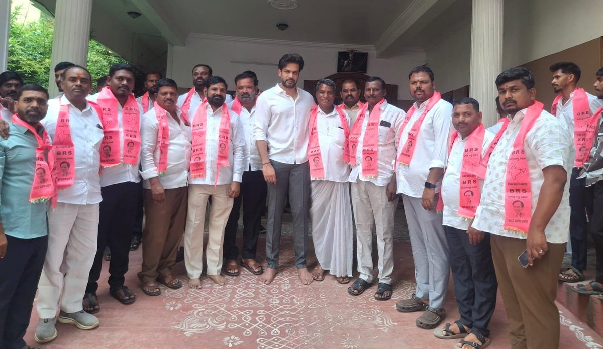 chevellabrs's tweet photo. చేవెళ్ల నియోజకవర్గం శంకర్ పల్లి మండల పరిధి లోని ప్రొద్దుటూరుగ్రామంలో దాదాపుగా100 మంది కాంగ్రెస్ మరియుBJP పార్టీకి చెందిన నాయకులు ఇ రోజు మాజీ మంత్రివర్యులు @BrsSabithaIndra గారు @KarthikIndrAnna గారు మండల పార్టీ అధ్యక్షులుగోవర్ధన్ రెడ్డి గారి సమక్షంలో BRSపార్టీ లో చేరడం జరిగింది https://t.co/T2dpWig4wO