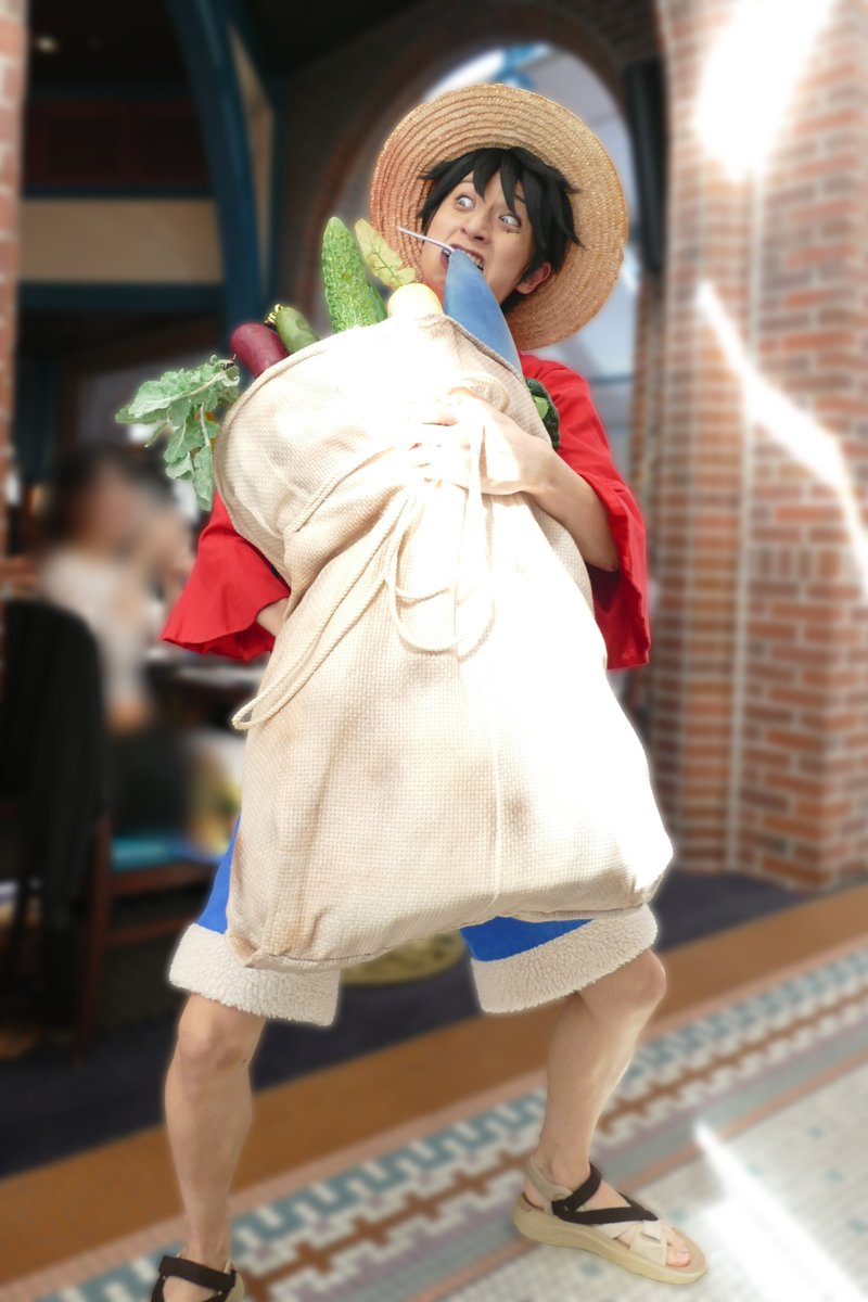 ayu6659's tweet photo. 【10/11サンレス】
暁ゾロに集めてきた食材をつまみ食いされて「イーヤー！ヤダヤダ！」と暴れ散らしていたなおルフィ。
「食うな！」とゾロの肩ベッシベシ叩きまくって怒ってたww
これ以上食べられたくなくて生魚のしっぽを鬼の形相でﾑｼｬﾑｼｬ食ってた、やめなさいwwwww https://t.co/SKaohSxUxv