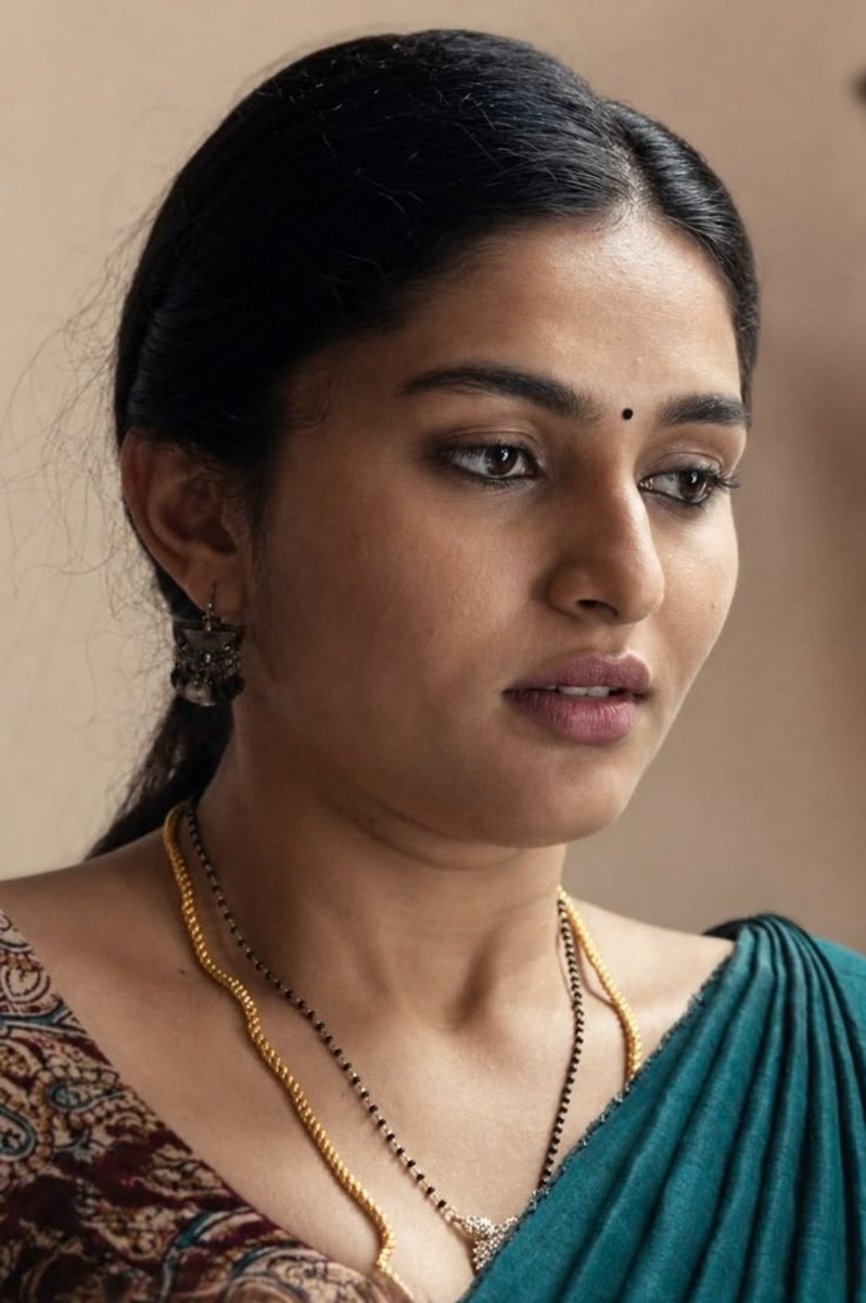Dreamboychennai's tweet photo. Me- purinjuko di, na ula iruntha privacy ah irukathu di ungalukula, oru maari uneasy irukum. Ni BT earphones maatitu ula po ethumna call la solu enta, na hall ah than irupen

She went inside &amp; door locked 
Me- hello hello kekutha?

No response 
I think, she saw something big! https://t.co/HK6H7vhkdi