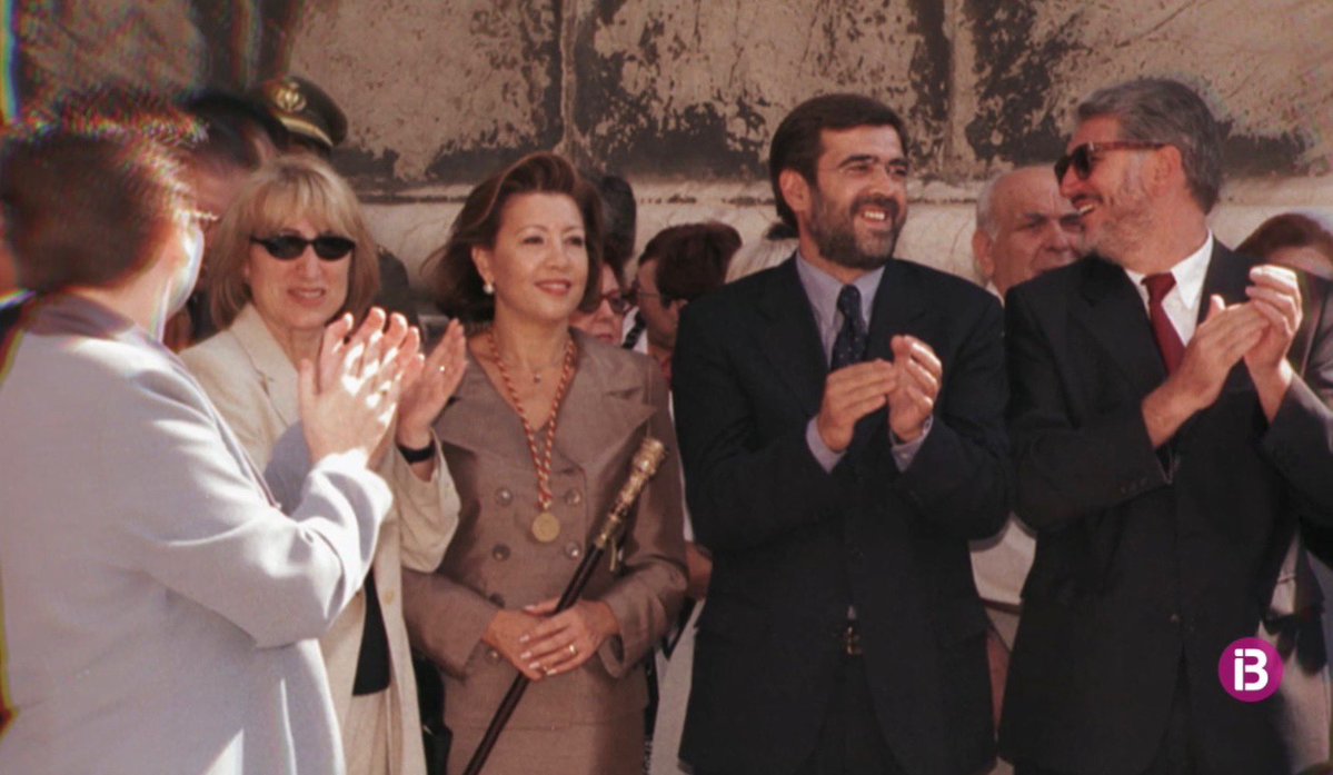 toniaira's tweet photo. Dos alumnes del @mastercompolin m’han descobert ‘Munar’, sobre Sa Princesa mallorquina… I quina passada!: https://t.co/OxG79aXBlX

En clau #compol i més. Com és que TV3 no fa coses semblants, per aprendre sobre què fer i què no en política? Pujol, Maragall, Roca… tanta teca…! https://t.co/f1CnFwhSF1