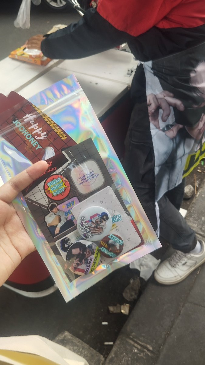 klxndestin's tweet photo. Makasih kak freebies dan minumannya 😍 lucu banget freebies dan abang jagonya jago berpose🤣 

thankyou sudah meramaikan ultah uri joooheonku 🫶🫶🫶🫶 @dearestmonsta 🫶🫶🫶 https://t.co/JecGeXmwN7