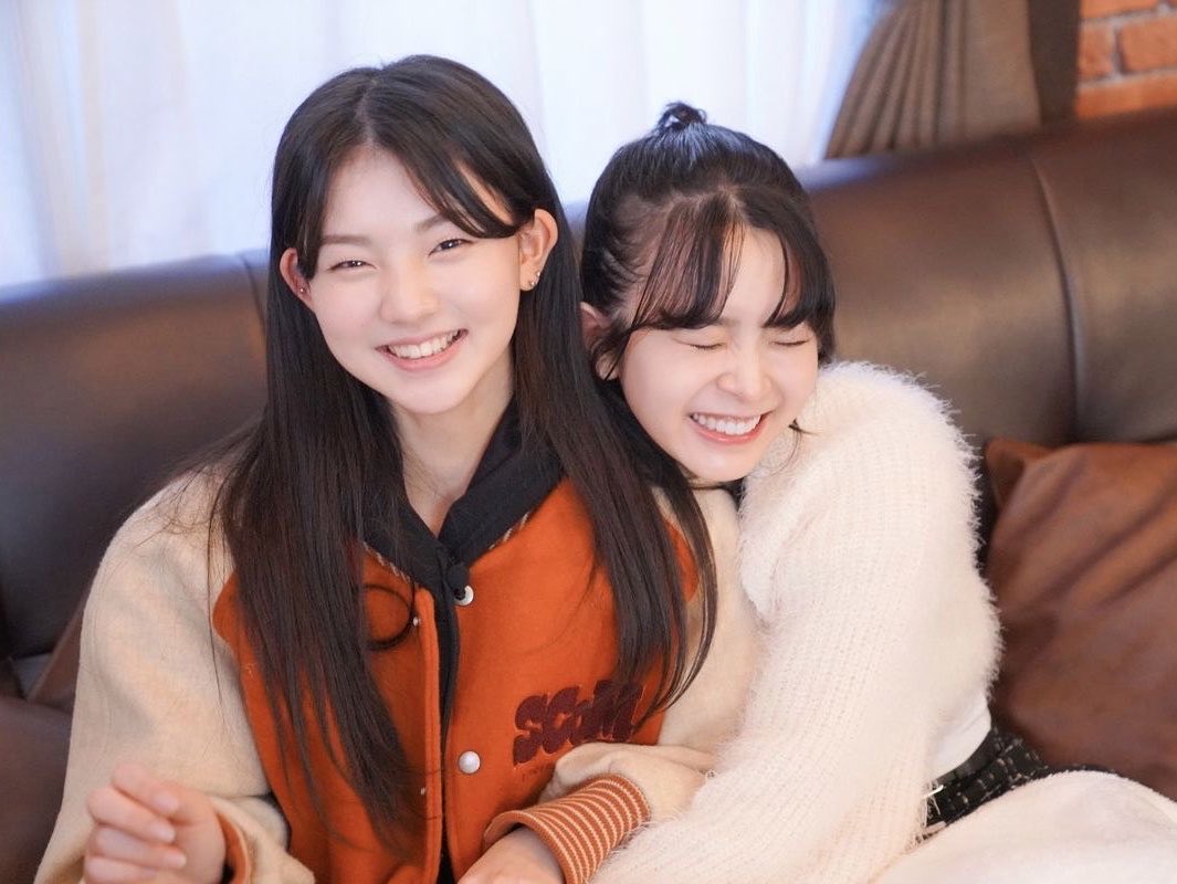 huhvymetalwings's tweet photo. “i tried so hard to hold it in… i brought her up from a baby, though” 

my forever duo, i know tone cried extra when they showed yeonji in the fan video https://t.co/be51Dv34VC