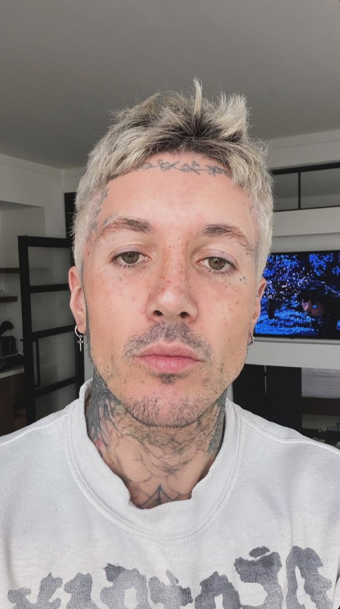 FEHDEPRESSO's tweet photo. O facecard desse homem🤤 https://t.co/5FyykLpvFV