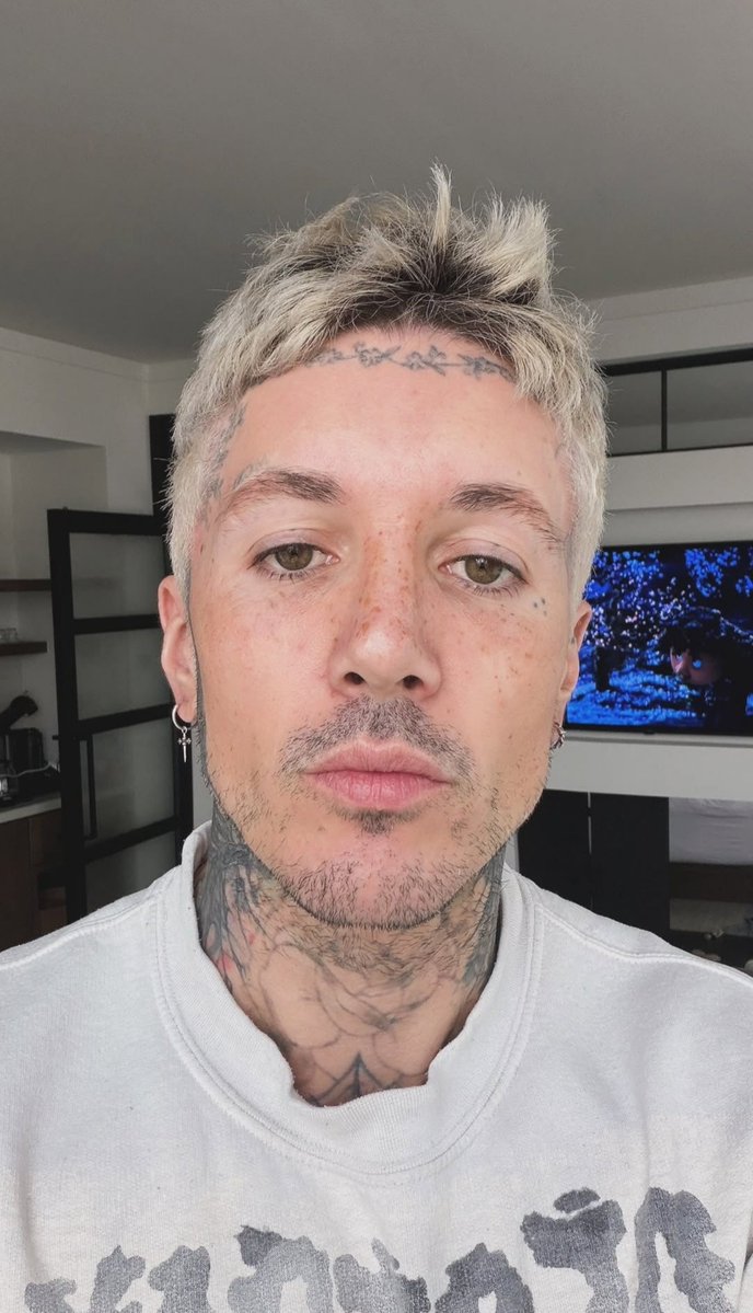 FEHDEPRESSO's tweet photo. O facecard desse homem🤤 https://t.co/5FyykLpvFV