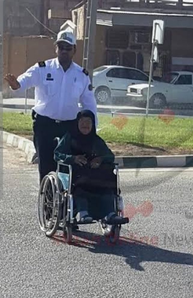 Ssaraasal's tweet photo. از روزهای بحران تا سخت‌ترین لحظه‌ها، مردانی که وسط میدان هستند تا مردم بی‌پناه نمانند.
 پیام رهبر انقلاب درباره مجاهدت‌های فراجا، یادآور حقیقتی روشن است: پشت امنیت هر روز ما، ایثارهایی نهفته که نباید فراموش شوند.

#یادمون_نمیره https://t.co/XKG9RisbVm