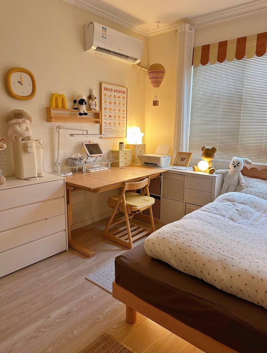 cozyeras's tweet photo. honey-toned mornings, tiny treasures, and a room that feels like a soft little dream. 🍞☀️ https://t.co/sBO17Jyjhr