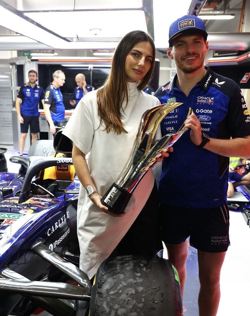 kellyplover's tweet photo. Kelly and Max with the trophy 🏆❤️ https://t.co/XQQGhGxUVQ