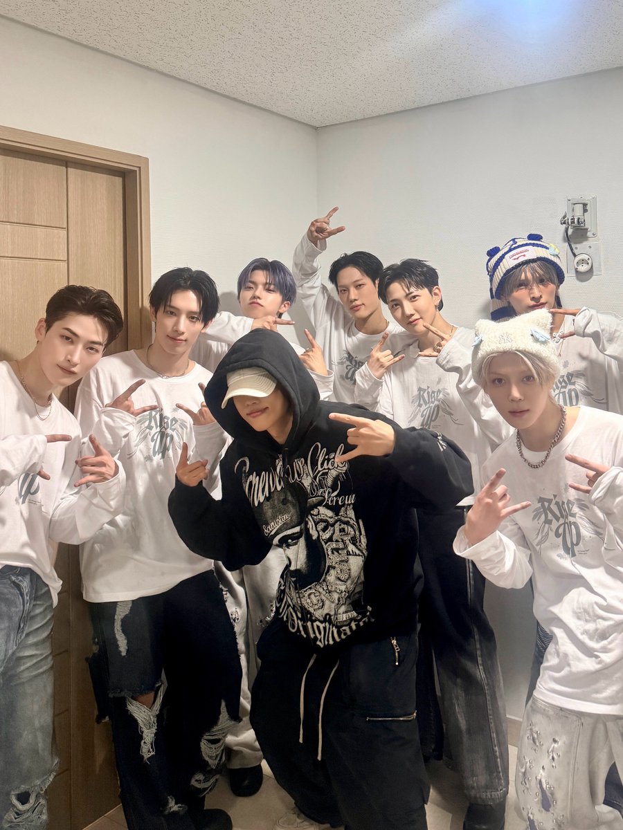 at_ALL_H_OURS's tweet photo. [#현빈]
바쁜 와중에도 아이돌라디오 때 약속한 거 지키러 시간 내서 와줘서 고마워 선우형ㅎㅎ❤️

#ALL_H_OURS #올아워즈
#HYUNBIN #현빈 https://t.co/SVdj3wNcw0