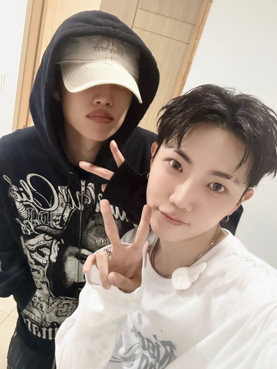 at_ALL_H_OURS's tweet photo. [#현빈]
바쁜 와중에도 아이돌라디오 때 약속한 거 지키러 시간 내서 와줘서 고마워 선우형ㅎㅎ❤️

#ALL_H_OURS #올아워즈
#HYUNBIN #현빈 https://t.co/SVdj3wNcw0