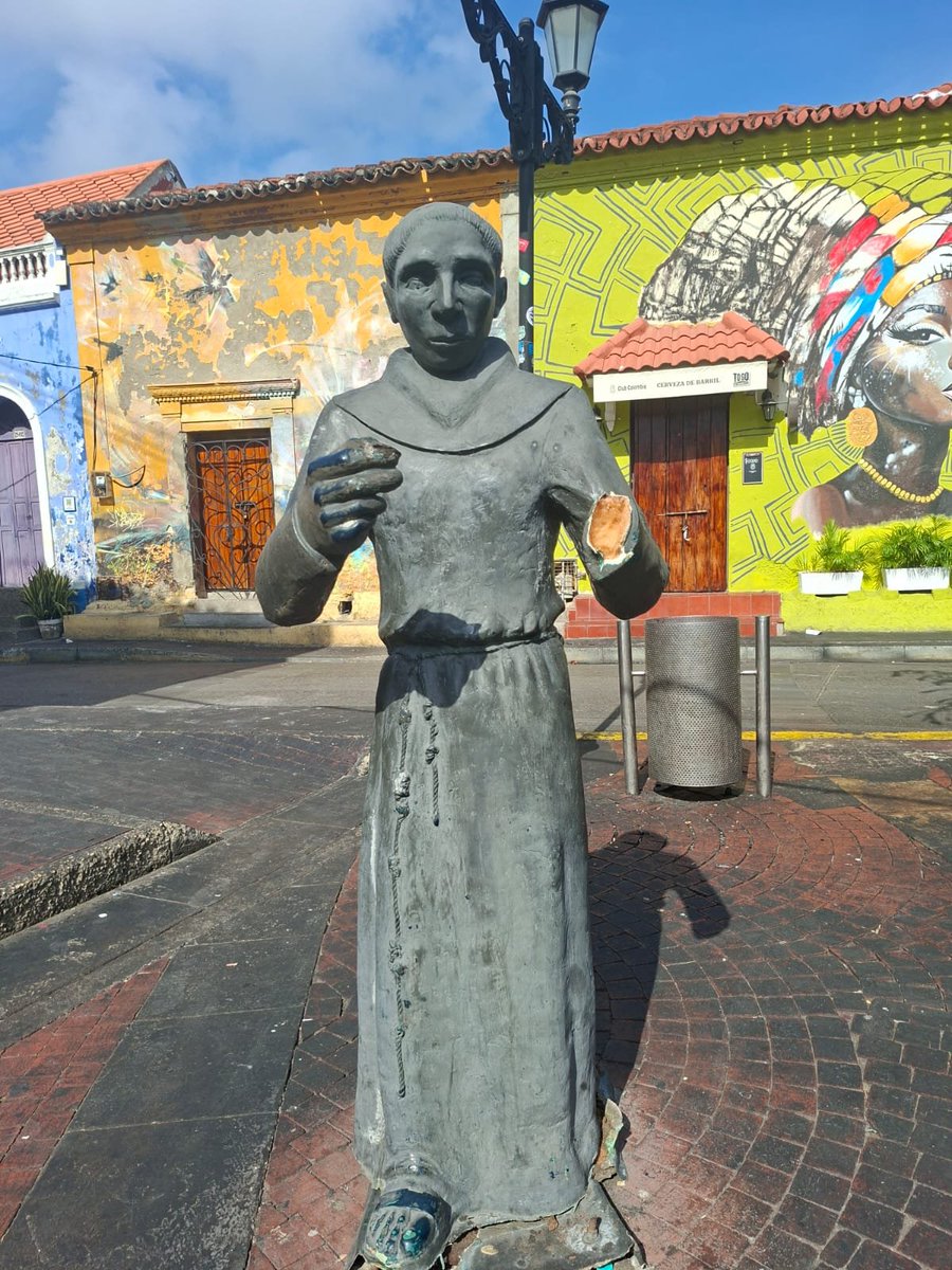 dumek_turbay's tweet photo. No creo que esta señora permita que lleguen a su casa a destruirle sus jarrones, sus cuadros, sus adornos, sus elementos preciados. 

Si la identifican y/o conocen, díganle por favor responda por el daño, como corresponde. https://t.co/YW2PKS7dgi