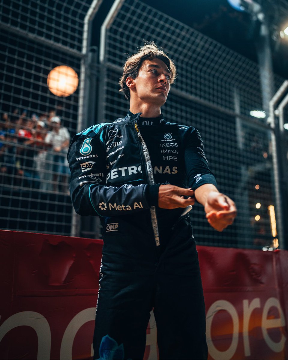 MercedesAMGF1's tweet photo. 10 positions gained 🤩

A masterclass from George in Singapore 👏 https://t.co/5gQ9w3ksjI