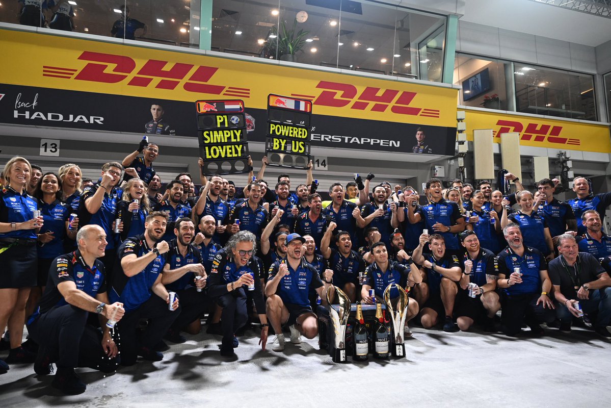 redbullracing's tweet photo. SIMPLY LOVELY 💙

#F1 || #SingaporeGP 🇸🇬 https://t.co/10AG19mAy1