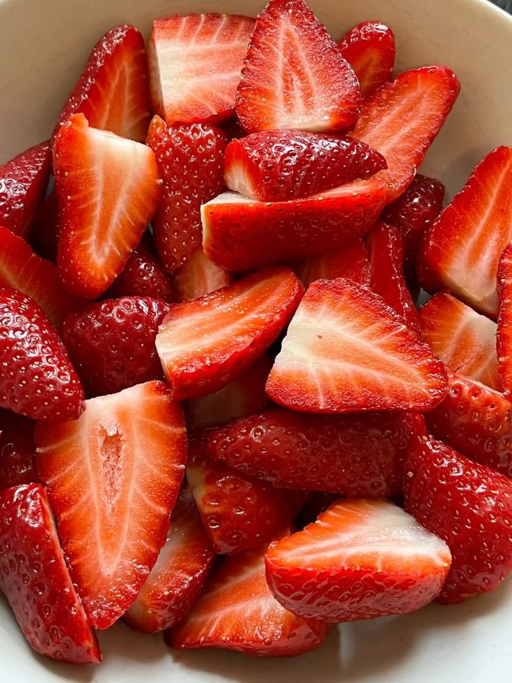 floral_tales's tweet photo. strawberry 🍓 https://t.co/biTyHtTMdf