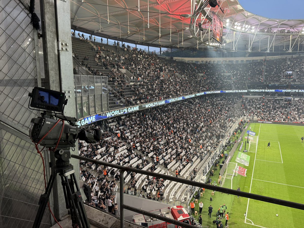 beetlejuiceJK's tweet photo. Ben 26 yıldır Sinema Reklam Sektöründe Kamera Departmanlarında önce asistan sonra focus puller 2007 den itibaren Kamera Operatörü olarak çalışıyorum. Beinsports’un şuan Beşiktaş maçı için koyduğu  Grass Valley LDK 8000 HD kamera 2006’da piyasaya çıkmış. Bu kameranın üzerine 30 kamera daha çıkmıştır. Yok ligin marka değeri yok kalitesi çart curt baba biraz para’ya kıyın paraya bunlarla olmaz geliştirin kendinizi  adamlar HDR çekiyor biz Hala Hd oda en kötüsü. @beINSPORTS