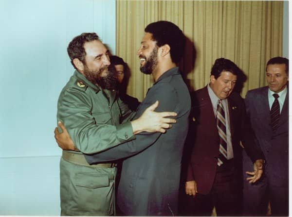 ReinierQuin85's tweet photo. #FidelCastro saluda cálidamente a Maurice Bishop, presidente de Granada, en la misión cubana ante la (ONU), en ocasión del XXXIV Período de Sesiones de la Asamblea General de las Naciones Unidas. Nueva York, EU, 11 de octubre de 1979.
#100AñosConFidel
#MatancerosEnVictoria https://t.co/s6EtmNURqv