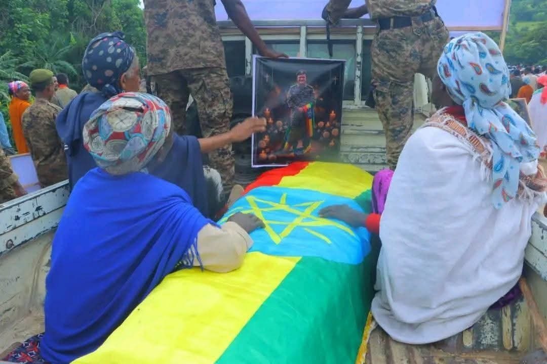FikreT29931493's tweet photo. 75ኛው ኮሎኔል ዛሬ ተሸኝቷል ። 75 !!
ኮሎኔል ሀብታሙ አሊ ይባላል !
ሀብታሙ በሚል ስም ይሄ 2ኛው ኮሎኔል ነው! ከላይ የምታዩት ባለፈው የተሸኘው የኮሎኔል ሀብታሙ ወልደሚካዔል ቀብር ነው። https://t.co/iahzQLL7Dj