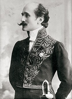 MAlphabetique's tweet photo. La Place Edmond Rostand, #paris6, est située à la jonction du boulevard Saint-Michel et de la rue de Médicis.
Elle rend hommage à l'écrivain et poète français Edmond Rostand (1868-1918), célèbre notamment grâce à sa pièce Cyrano de Bergerac, créée en 1897. https://t.co/Reo3J4GSVV