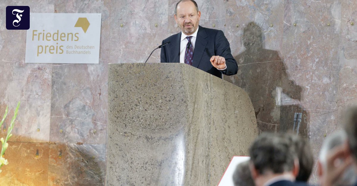 faznet's tweet photo. Philippe Sands hat den Friedenspreis des Deutschen Buchhandels erhalten. In seiner Rede ging er mit dem Schweigen der Bundesregierung zu israelischen Kriegsverbrechen ins Gericht. https://t.co/YJSZeWBk5O https://t.co/WDdYC91M5I