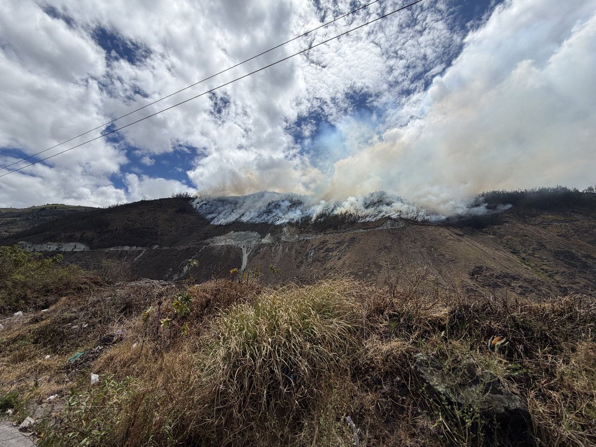 Tefa_Lara's tweet photo. En este momento incendio forestal en la carretera Penipe-Candelaria (Chimborazo) https://t.co/bTGBgyUX2z