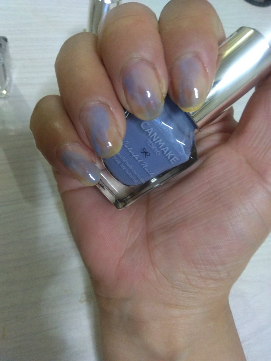 Pero3355's tweet photo. #ペロのネイル日記
#LIPS
#ネイル
#キャンメイク
#カラフルネイルズ
#ニュアンスネイル
#水色と白のネイル
クラウドレススカイをもやーっと、ミルクシロップを余白にもやもやっとするだけ！二度塗りでいい塩梅に！ちゃんと塗らなくてもいいからさくっとできる！ https://t.co/2AMlI5SDvP