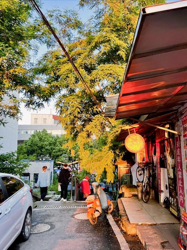 PiperAudlefzoy's tweet photo. [最近、カフェの近くに素敵な氨廊ができたんだ。気持ちのいい日に散歩すると心が落ち着くね！]， https://t.co/D9daFDqFk3