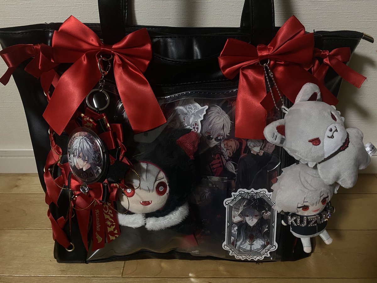 r3b_ll's tweet photo. 10日に無事、服もバッグも届いてました‼️
デコうちわもギリギリ完成😭
痛バは意外とグッズ持ってなかったからThe痛バって感じではないけどかわいくできた気がする😽現地で購入するグッズで組み直す予定🌟
どれも初めてにしては大満足😵‍💫💖
明日楽しむぞーーー❤️✨️
#葛葉ブラッディコーデ https://t.co/UKBp9keLaq