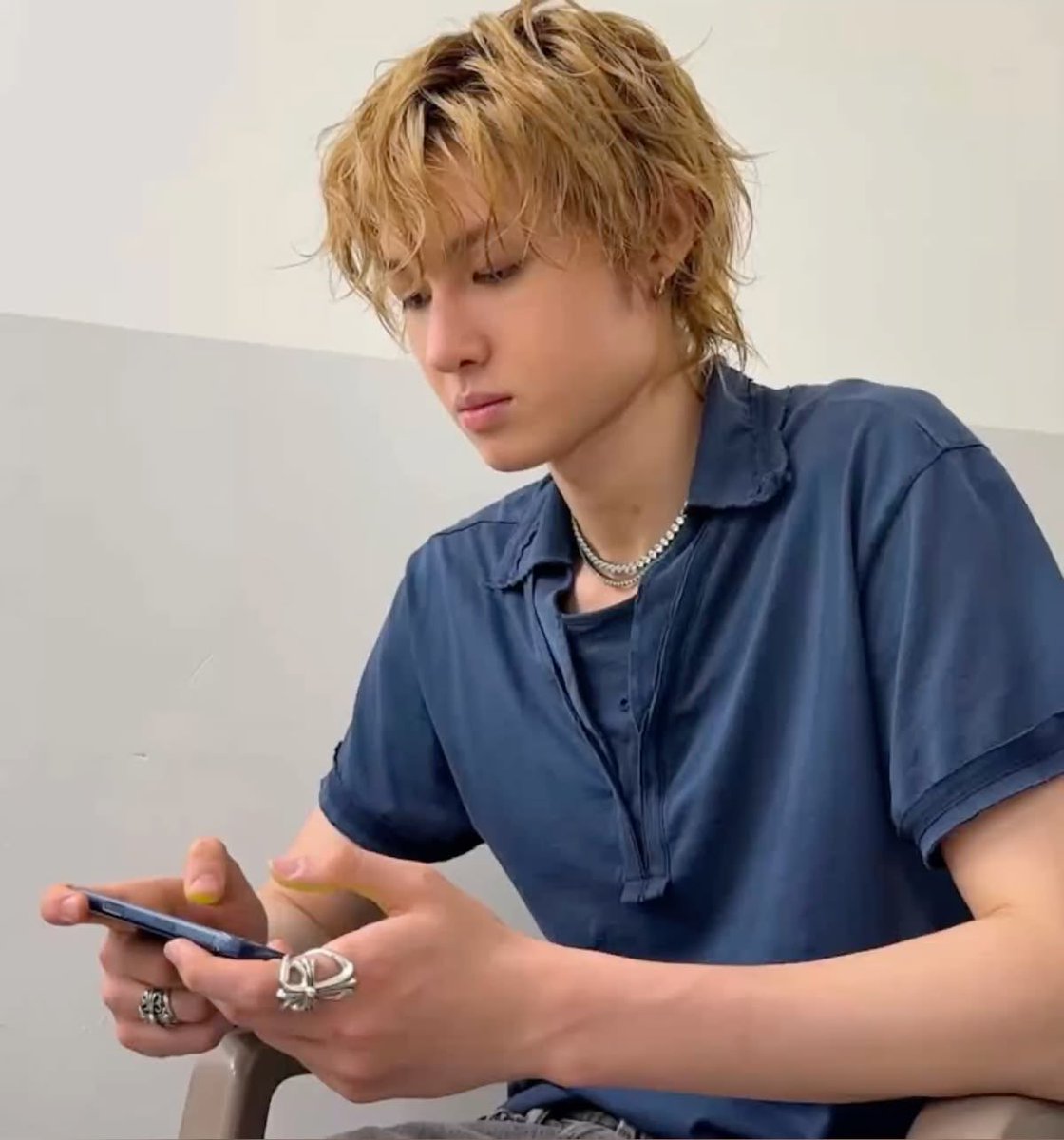 tinytinn_'s tweet photo. everyone keeps saying that red is martin’s color but i personally think that blue suits him the best and it’s HIS COLOR  

#MARTIN #마틴 #CORTIS #코르티스 https://t.co/RSgbkwptdn