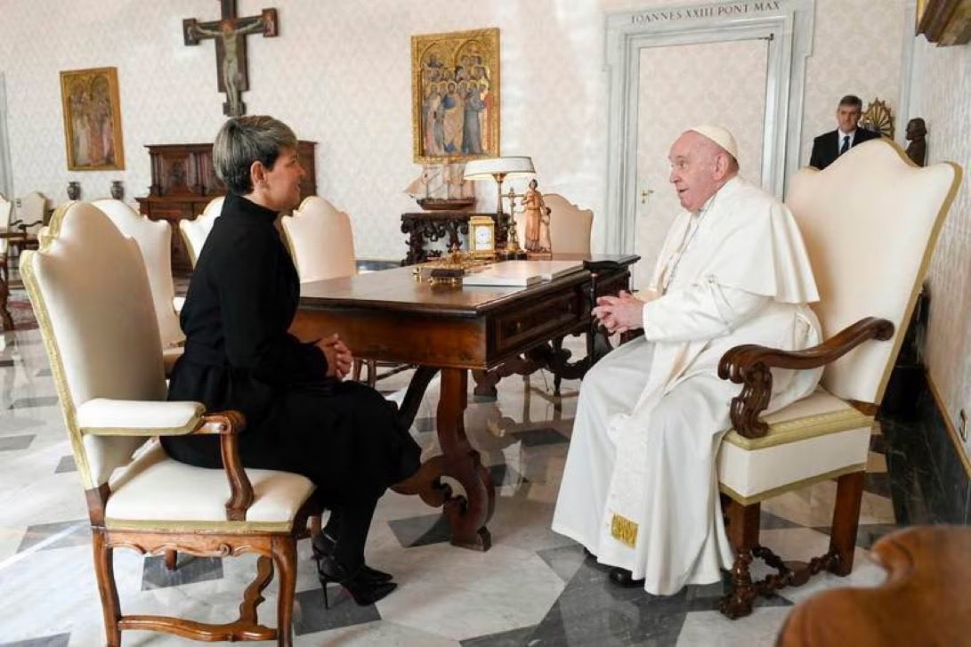 ByViral24's tweet photo. 🇨🇴🇺🇸🔴 @petrogustavo Veronica Alcocer, Laura Sarabia, Francia Márquez, Iván Name, estuvieron en el Vaticano no precisamente de visita… 

Allí cada uno habría abierto una cuenta de ahorros en el Banco del Vaticano única entidad del mundo donde no se deja rastro… a esta cuenta movieron millones de dólares de recursos públicos del Narcotrafico, según investigación que adelanta USA 🇺🇸