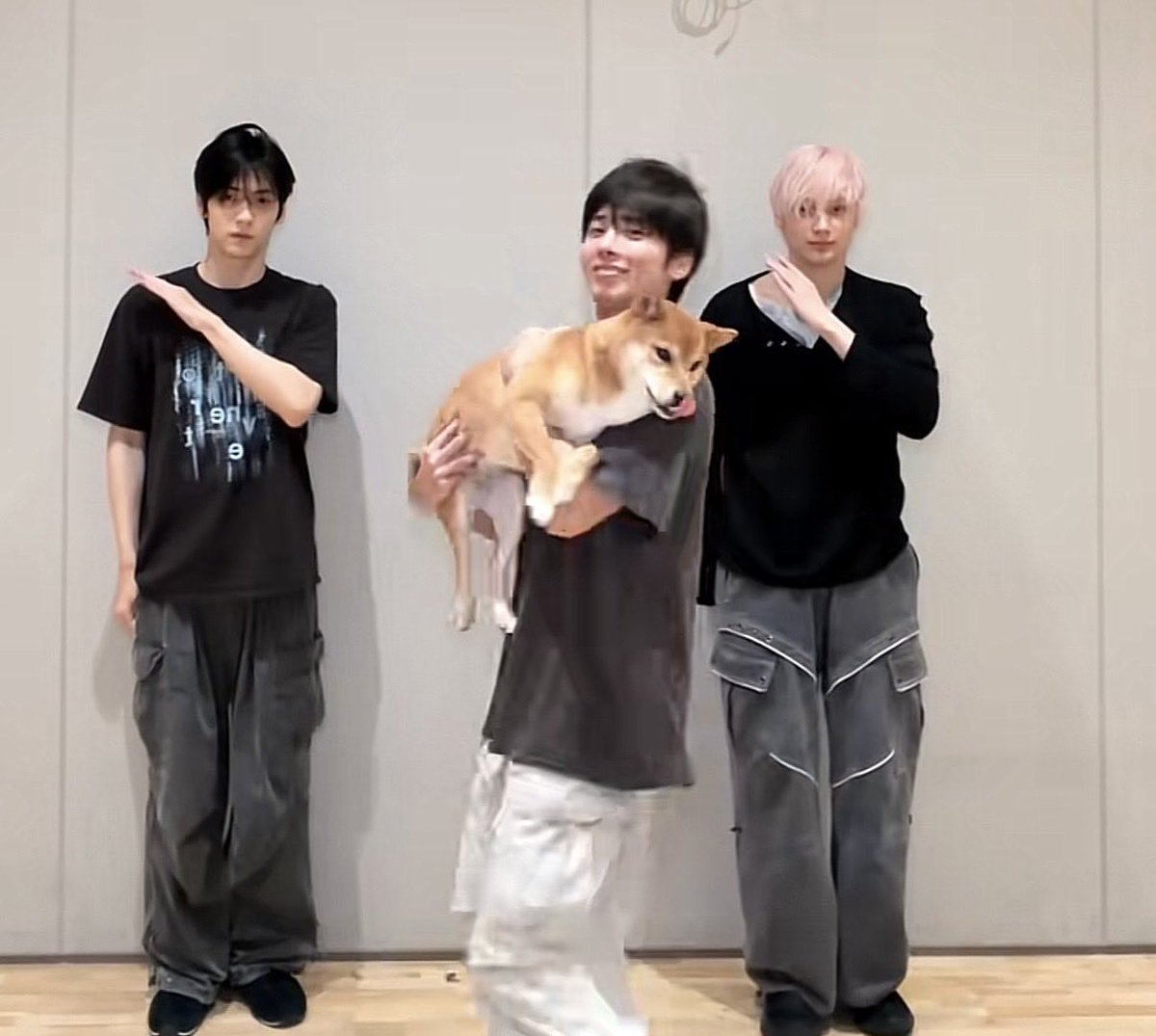 hyukaclipse's tweet photo. having a bad day at work but seeing this instantly brought a smile to my face <3 https://t.co/9ujouHB646