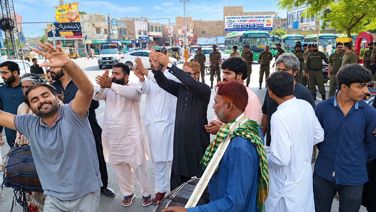 MianPuri_925's tweet photo. خیبرپختونخوا گورنر راج کے نفاذ پر ملتان چونگی نمبر 9 پر ڈھول کی تھاپ پر رقص اور مٹھائیاں تقسیم،
یہ ہیں میری قوم کے لوگ تو عذاب کیوں نا آئے گا؟
#امپورٹڈ_حکومت_نامنظور https://t.co/SvOYMKBZcx