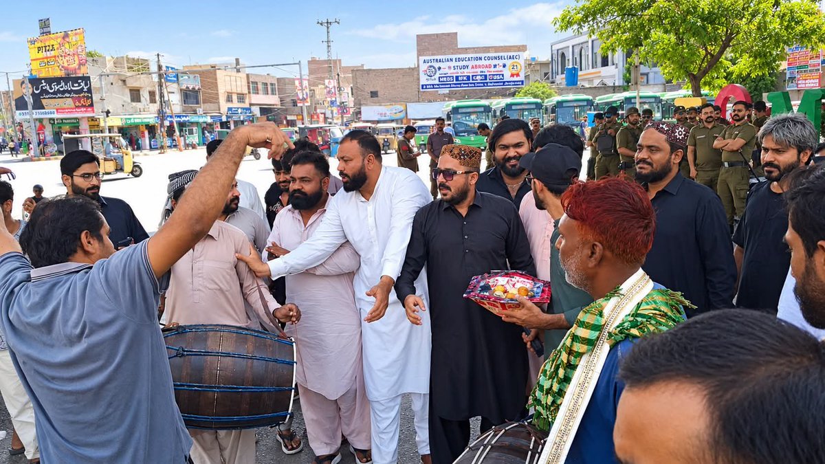MianPuri_925's tweet photo. خیبرپختونخوا گورنر راج کے نفاذ پر ملتان چونگی نمبر 9 پر ڈھول کی تھاپ پر رقص اور مٹھائیاں تقسیم،
یہ ہیں میری قوم کے لوگ تو عذاب کیوں نا آئے گا؟
#امپورٹڈ_حکومت_نامنظور https://t.co/SvOYMKBZcx