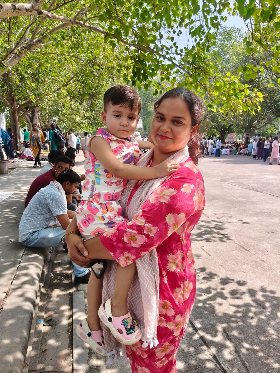 JeetuSingh341's tweet photo. "मासूम की बेबसी को तमाशा न समझो साहब,
यह हक की लड़ाई है, कोई खेल नहीं।
14 दिनों से जो माँ सड़कों पर बैठी है,
उसके हौसले को झुका दे, ऐसी कोई जेल नहीं।
#CHOregularCaddre #UPCHO #UPCHOCadreFormation 
#UPCHOpermanant 
@myogiadityanath @JPNadda https://t.co/7jDAnfMzKH