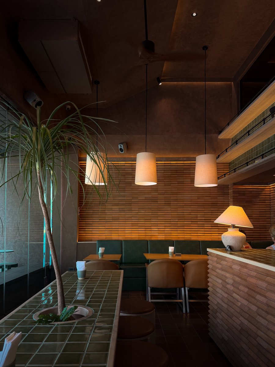 CAFETELLER's tweet photo. Sarika ร้านอาหารเก่าแก่บนถนนสุรวงศ์รีโนเวทใหม่แบบสวยกริบมาก เมนูอาหารมาทั้งญี่ปุ่น ไทย เวิสเทิร์นเลย เมนูกาแฟก็คือมีแบบโมเดิร์นจนไปถึงกาแฟไทยโบราณ นี่ชอบโซนหน้าร้านมาก ๆ สวย เนี๊ยบ เป็น open air ครึ่งนึง เหมือนคาเฟ่ตปท. https://t.co/FcaeTfpeqk