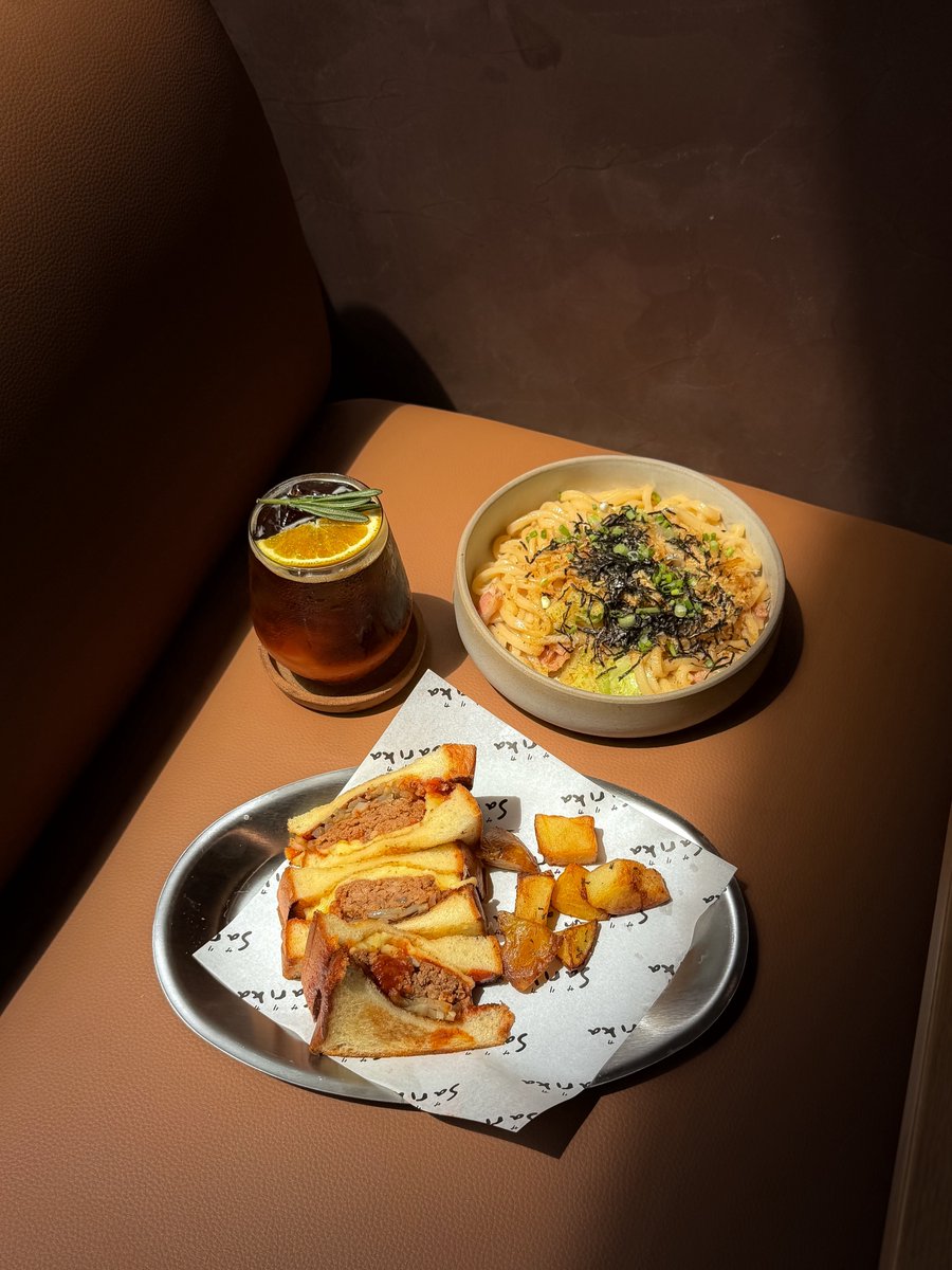 CAFETELLER's tweet photo. Sarika ร้านอาหารเก่าแก่บนถนนสุรวงศ์รีโนเวทใหม่แบบสวยกริบมาก เมนูอาหารมาทั้งญี่ปุ่น ไทย เวิสเทิร์นเลย เมนูกาแฟก็คือมีแบบโมเดิร์นจนไปถึงกาแฟไทยโบราณ นี่ชอบโซนหน้าร้านมาก ๆ สวย เนี๊ยบ เป็น open air ครึ่งนึง เหมือนคาเฟ่ตปท. https://t.co/FcaeTfpeqk