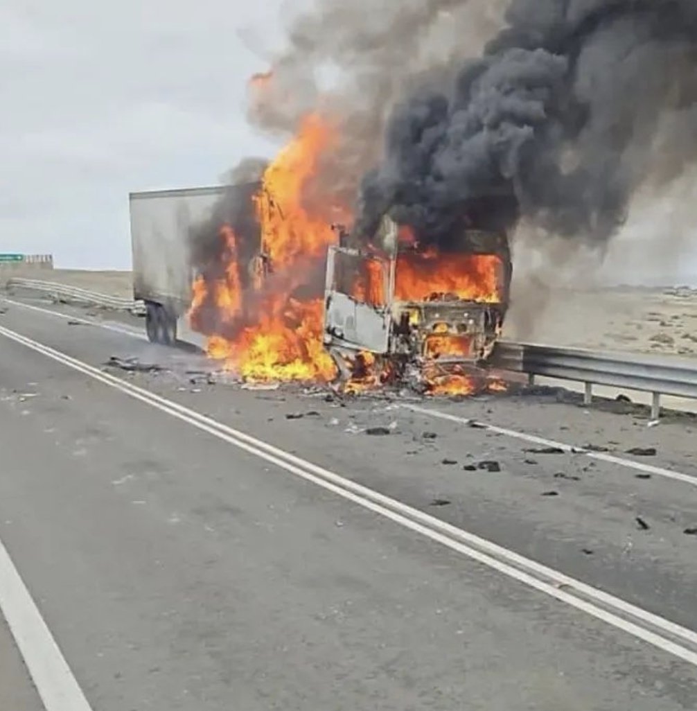 INF0SCHILE's tweet photo. ⚠️#Chañaral #Ruta5Norte Altura Km 933 Colisión Frontal y Posterior Incendio de Veh.Menor con #Camión. https://t.co/URbSY0ODgD
