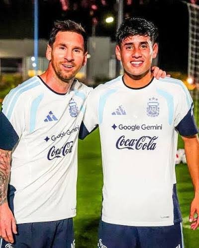 soykoli's tweet photo. 🇦🇷🔝 En una publicidad con la marca deportiva que lo viste, #LIONEL #MESSI destacó a las próximas 10 estrellas del fútbol mundial, y entre ellos, EL 10 DE #BOCAJUNIORS 🔵🟡🔵
"Proyecto de crack: #TOMÁS #ARANDA". https://t.co/SxmR0iHTgd