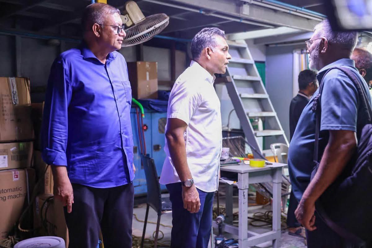 kudey_a's tweet photo. ކުރީގެ ނައިބު ރައީސް ފައިޞަލް އާއި މޭޔަރު ޢާޒިމް ދަތުރުވެރިންގެ ގާތަށް ވަޑައިގެން ޙާލު ބެއްލެވުން.
@FaisalNasym  @adamazim 
#FaisalAzim2028 #MDPPresidentialPrimary #VoteFaisal  #RanreendhooFathihakah https://t.co/hOT9cKdQSz