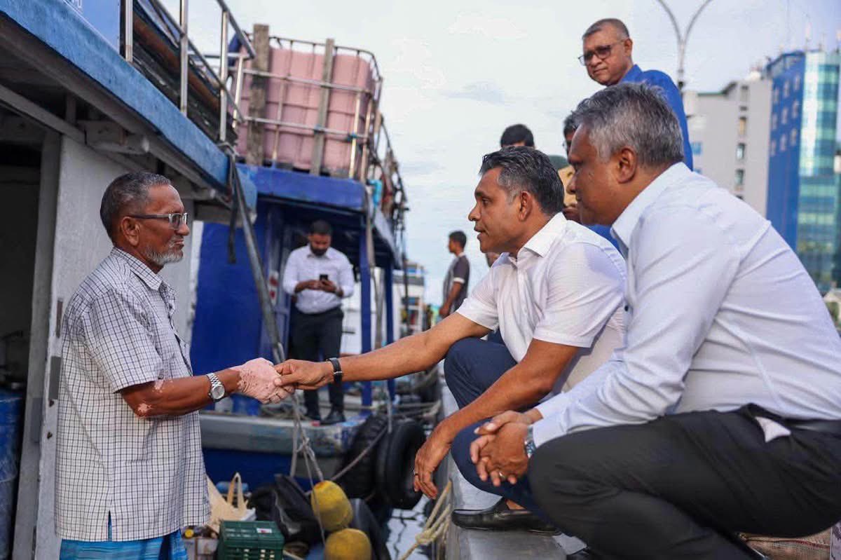 kudey_a's tweet photo. ކުރީގެ ނައިބު ރައީސް ފައިޞަލް އާއި މޭޔަރު ޢާޒިމް ދަތުރުވެރިންގެ ގާތަށް ވަޑައިގެން ޙާލު ބެއްލެވުން.
@FaisalNasym  @adamazim 
#FaisalAzim2028 #MDPPresidentialPrimary #VoteFaisal  #RanreendhooFathihakah https://t.co/hOT9cKdQSz